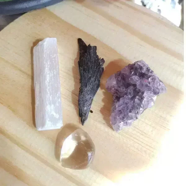 Kit Transmutação Energética: Drusa Ametista, Cianita Negra ou Vassoura de Bruxa, Selenita e Cristal Rolado